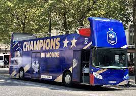 Revivez le parcours des bleus lors de la coupe du monde 2018. Coupe Du Monde 2018 A Quoi Ressemblera Le Bus Des Bleus Pour Le Defile Officiel Sur Les Champs Elysees Sportbuzzbusiness Fr