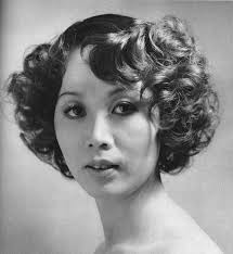 黒髪が活きる昭和レトロなヘアスタイルをご紹介するとともに 当時の女性たちの お髪のおしゃれ を支えた美容室と美容文化の魅力をお伝えします レトロなヘアスタイル レトロ 髪型 髪型