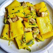 Vi ricordiamo che, a piacere, potete aggiungere dei pomodorini pachino a metà cottura del tonno o anche passiamo ora alla variante della pasta con il tonno in bianco che prevede l'aggiunta della cipolla. Paccheri Con Tonno Fresco Zafferano E Zucchine Habemus Fame