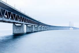 Souhaitée insiste pour utiliser l'orthographe øresundsbron, un compromis entre les deux langues, comme un symbole d'unité culturelle de la région. Oresundsbron Malmo Oresund Bridge Scandinavia Denmark
