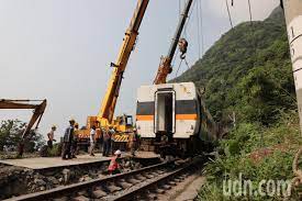 死傷名單出爐 1電話可查詢 ebc 東森新聞 發布於 3小時前 今（2）天上午408次太魯閣號意外撞上滑落邊坡的工程車，目前共造成51人死亡，146人輕重傷。. Ea Fdmtzccb9bm