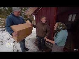 Pe poteci din munţii trascău şi muntele găina (@tvr1). IzolaÅ£i In Romania Campania Pachete De CrÄƒciun 2019 Tvr1 Youtube