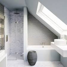 Une Salle De Bains Sous Pente Avec Douche Et Baignoire Qui A Dit Que Vous Deviez Choi Idee Salle De Bain Amenagement Salle De Bain Salle De Bains Sous Combles