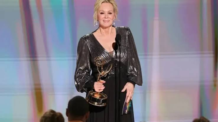 Emmy 2026: Jean Smart faz história e vence Melhor Atriz de Comédia por 'Hacks' pelo quinto ano consecutivo