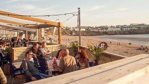Bei ebbe sehr weitläufig, toll zum spazieren gehen oder zum zusehen da es einer der hotspots der surferszene ist. The Fistral Beach Complex Newquay Cornwall International Surfing Centre
