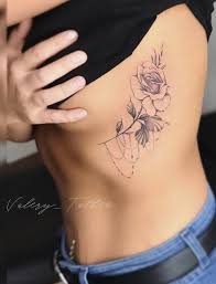 Comme La Mode Manhunter Planete Tattoo Est Elle Aussi Regulierement Bouleversee Level De Nouvelles Ten Rib Tattoos For Women Rose Tattoos For Women Rib Tattoo