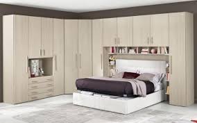 Per le camere da letto di medie dimensioni, sono consigliati piccoli modelli, in modo che siano inclusi solo i tuoi vestiti casual. Armadio Angolare In Camera Da Letto