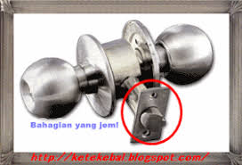 Cara membuka pintu rumah jika kunci hilang menggunakan kawat. Tombol Pintu Terkunci Dari Luar