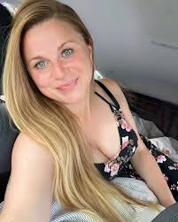 Hello Lara, I'm loving you from afar. Keep looking gorgeous