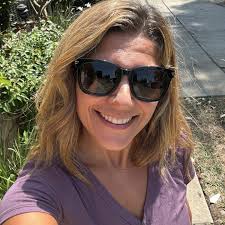 Happy Saturday! 🌞 Is it just me or does sunshine make everything better?  😎 Go soak it up today and let the weekend vibes do their thing ✨ #weekend  #vibes #sunshine