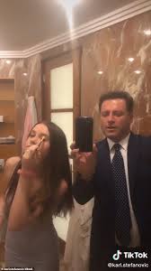 Maybe you would like to learn more about one of these? Karl Stefanovic Schminke Sich Und Tragt Das Kleid Seiner 14 Jahrigen Tochter Willow Nach Welt