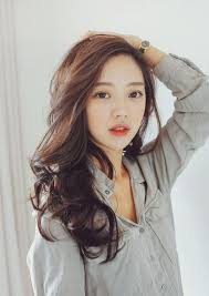 Top 10 Korean Wavy Hairstyles That Can Never Go Wrong Long Med Long Hair Color Asian Hair Styles Girl Hairstyles