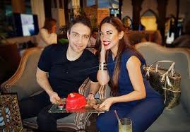 قال حسين حبيب، والد الفنان حسام حبيب، إن زوجة ابنه الفنانة شيرين عبدالوهاب بخير ولم تصب وأكد حبيب في تصريح خاص لمصراوي، أن شيرين أجرت 3 مسحات حتى الآن، في. Ø±Ø¯ ÙØ¹Ù„ Ù…Ø«ÙŠØ± Ù„Ù„Ø§Ø³ØªÙ†ÙƒØ§Ø± Ù…Ù† ØµØ¯ÙŠÙ‚Ø© Ø­Ø³Ø§Ù… Ø­Ø¨ÙŠØ¨ÙŠ Ø¨Ø¹Ø¯ Ø²ÙˆØ§Ø¬Ù‡ Ø§Ù„Ø¬ Ø±Ù†Ø§Ù„ Ù†ÙŠÙˆØ²