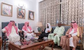 الشيخ ناصر ابن العلامة المشهور عبد العزيز الشثري، وهو والد عضو هيئة كبار العلماء والمستشار في الديوان الملكي الشيخ سعد الشثري. Ø¹Ø§Ù… Ø³ÙÙŠØ± Ø§Ù„Ù…Ù…Ù„ÙƒØ© ÙŠÙ‚ÙŠÙ… Ù…Ø£Ø¯Ø¨Ø© Ø¹Ø´Ø§Ø¡ Ø§Ø­ØªÙØ§Ø¡ Ø¨Ø²ÙŠØ§Ø±Ø© Ø§Ù„Ø´ÙŠØ® Ø§Ù„Ø´Ø«Ø±ÙŠ Ø¥Ù„Ù‰ Ø§Ù„ÙƒØ§Ù…ÙŠØ±ÙˆÙ† ÙˆÙƒØ§Ù„Ø© Ø§Ù„Ø£Ù†Ø¨Ø§Ø¡ Ø§Ù„Ø³Ø¹ÙˆØ¯ÙŠØ©