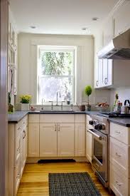 Interior tambahan semakin melengkapi keestetikan dapur, terdapat sebuah meja dengan hiasan dan dapat pula diletakkan beberapa bingkai foto. 63 Gambar Dapur Minimalis Sederhana Mungil Nan Cantik Desainrumahnya Com