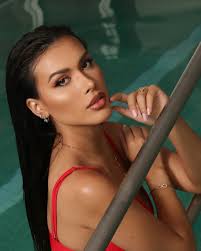 Claudia Costa, tells about her experiences and reveals her opinion