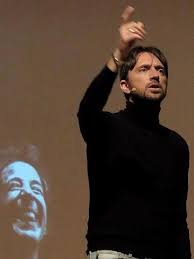 Da buon ex radicale è un trasformista dichiarato che pilucca di qua e di là in base al proprio tornaconto. File Andrea Scanzi 1 Jpeg Wikimedia Commons