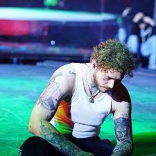 Austin With Short Curly Hair Is The Upgrade That I Didn T Even Know I Needed In My Life Post Malone Adam Post Malone Post Malone Quotes Malone