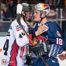 Shakehands Der Youngsters Lukasreichel44 Und Jvstin10 Im Punktspiel Der Deloffiziell Hauptrunde Zwischen Dem Ehc Redbul Eishockey Sportfotografie Hockey