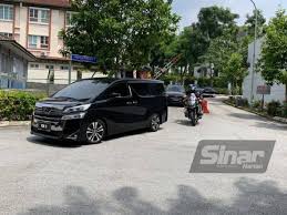 Kenderaan rasmi perdana menteri dilihat keluar dari perkarangan pintu masuk kediaman peribadi menuju ke istana negara. Peguam Negara Tpm Dan Takiyuddin Sah Jumpa Pm