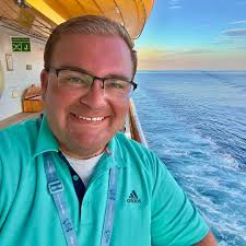 Why do park hopping hours vary at Walt Disney World?