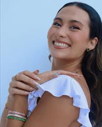 El verde está super en tendencia, úsalo tambien en tus accesorios!💚✨ En la  foto: 💚 Esmeralda studs 3mm 💚 Beth earrings 💚 Beth ring 💚 Beth  bracelets 🍭 Hadua necklace SHOP ONLINE🛒