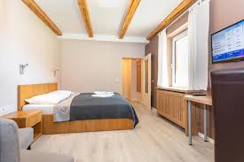 Die meisten zimmer sind grosszügig mit arvenholz möbliert und verfügen über einen balkon. Vierbettzimmer Im Landhaus Lungau
