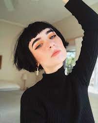 Amelia Goldie En Instagram Craving A Week Or Two Away In The Country And To Turn My Phone Off The Entire Tim Super Short Hair Short Hair With Bangs Punk Hair