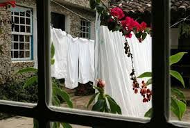 Resultado de imagem para estendendo lençóis no varal