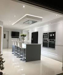 Los halógenos con transformador emiten un ruido bajo pero constante que puede ser molesto e incluso provocar problemas de concentración en determinados espacios de trabajo. Reforma Integral De Cocina Con Imdetec Diseno Muebles De Cocina Diseno De Interiores De Cocina Techos De Cocina