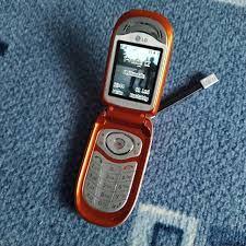 Mobilní véčko LG F2400 oranžové