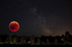Saat yang terjadi adalah gerhana bulan total, maka bulan akan berada di tengah bayangan bumi bagian umbra. Live Streaming Gerhana Bulan Total Di Jakarta Lihat Puncak Super Blood Moon Pas Jam Dan Menit Ini