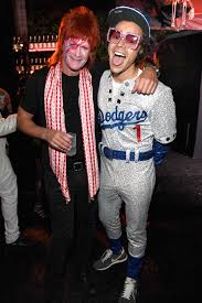 Mtv news's josh horowitz sits down with the cast and crew of 'rocketman' to find out which iconic elton john outfits they would wear. Harry Styles Elton John Costume British Gq