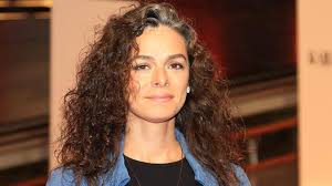 Hamileliğin ortaya çıkmasının ardından, cem karcı'nın yönettiği filmin setinde alarma geçildi. Ozge Ozpirincci Den Tarkan Li Ilk Aciklama Geldi Guzel Oyuncu Hamilelik Iddialarina Yanit Vermekten Geri Durmadi