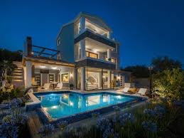 It has nice sea views and sun throughout the day. Luxusvilla Mit Pool Auf Der Insel Von Ciovo Dalmatien Kroatien Trogir Insel Ciovo Kroatien Preis Luxusunterkunft