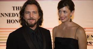 Vedder eddie beth liebling wife pearl jam last demri parrott hovercraft girlfriends bio 1994 looks does mookie blaylock livejournal chains. Eddie Vedder Weds Girlfriend Jill Mccormick Cbs News