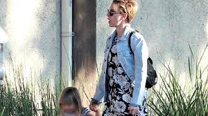 Get inspired by our community of talented artists. Scarlett Johanssons Tochter Begeistert Von Ihrem Verlobten Promiflash De