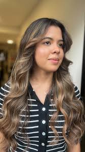 Hace unos meses vino a sus primeras mechas y se a animado a más, en sus  tonalidades que más le favorecen , tonos marrones…. para seguir siendo  morena pero más iluminada , #balayagebrunette ...