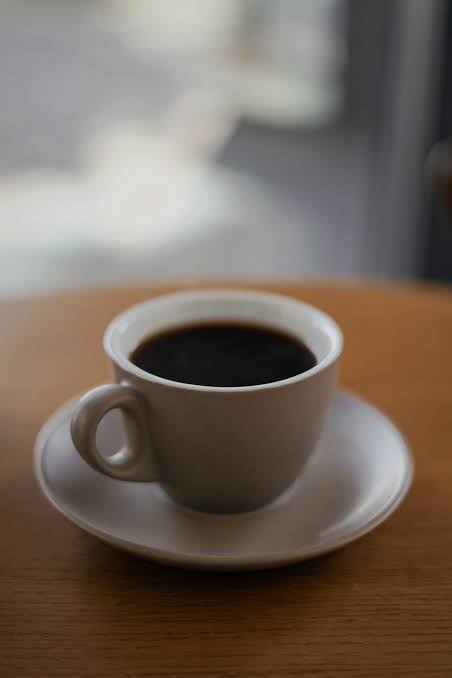 Una taza de café encima de una mesa de madera - Foto gratuita en Unsplash