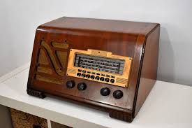 Pre War Vintage Wood 1939 Philco Model 40 150 Am Short Wave And Police Radio With Stunning Hardwood Cabinet In 2020 Police Radio Retro Radios Vintage Wood