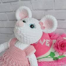 игрушки амигуруми крючком вязание игрушек крючком для начинающих схемы с подробным описанием Plyushevaya Igrushka Kryuchkom Shema Vyazaniya Vyazanaya Myshka Master Klass Igrushka Ruchnoj Raboty Dlya Detej In 2020 Crochet Hats Crochet Animals