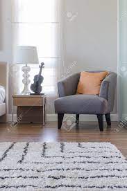 Die besten 25+ pc schrank ideen auf pinterest schreibtisch mit. Orange Kissen Auf Modernen Grau Stuhl Mit Nachttisch Und Weisse Lampe Im Schlafzimmer Zu Hause Lizenzfreie Fotos Bilder Und Stock Fotografie Image 44931035