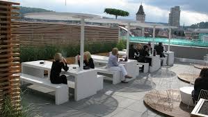Tische Und Banke Auf Der Mitarbeiter Dachterrasse Breuningerland Stuttgart Gartenmobel Sets Outdoor Dekorationen Beton Design