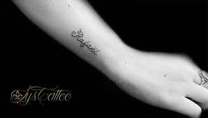 Photo tattoo feminin prenom avec empreinte animale. Epingle Sur Tatoueur