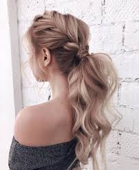 Low bun with french braid Uber 30 Einfache Sommer Zopffrisuren Die Sie 2019 Nicht Verpassen Durfen Durfen Einfache Nic Braids For Long Hair Long Hair Styles French Braid Hairstyles