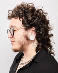 It's a Roadhouse Mullet thing. @ponyeducation 📷 @tirafotos TJ . #makeover  #mullet #curls #razorcut #haireducation