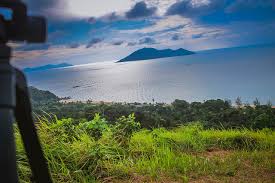 Pemandangan alam salah satunya pemandangan pantai, dapat memberikan inspirasi kepada seseorang atau para seniman untuk menuangkannya ke dalam sebuah karya seni seperti gambar atau lukisan. File Pemandangan Pantai Kura Kura Beach Dari Atas Bukit Jpg Wikimedia Commons