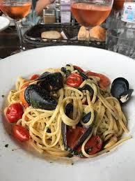 Ensuite ajouter le safran et la crème, prolonger la cuisson pendant ce temps, faire cuire les farfalles. Pates Aux Fruits De Mer Picture Of Fresco S Cafe Restaurant Island Of Malta Tripadvisor