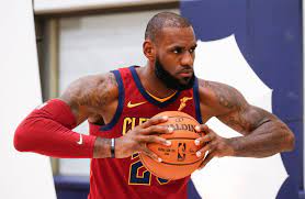 Lebron james has averaged at least 25 points, 5 rebounds and 5 assists in 15 different seasons. Nba Warum Fur Lebron James Der Wechsel Zu Den Los Angeles Lakers Ein Risiko Ist Der Spiegel