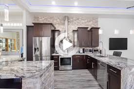 Tapeten Fur Kuchen Exklusivitat Und Luxus An Den Wanden Ihres Hauses Einfache Reinigung Und Installation Decoratu In 2020 Kuchentrends Kuchen Layouts Schrank Kuche
